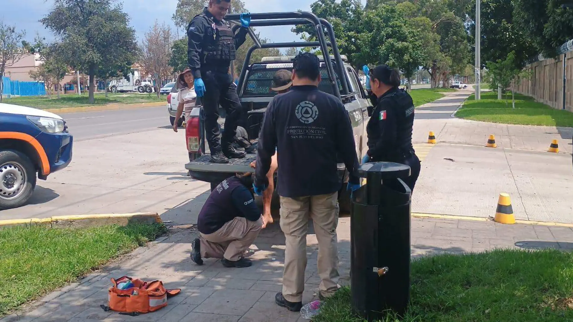 SJR POLI ESTABA TIRADO EN LA BANQUETA EN